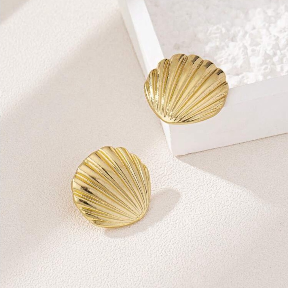 Gold Shell Earrings - Picture 2 of 3